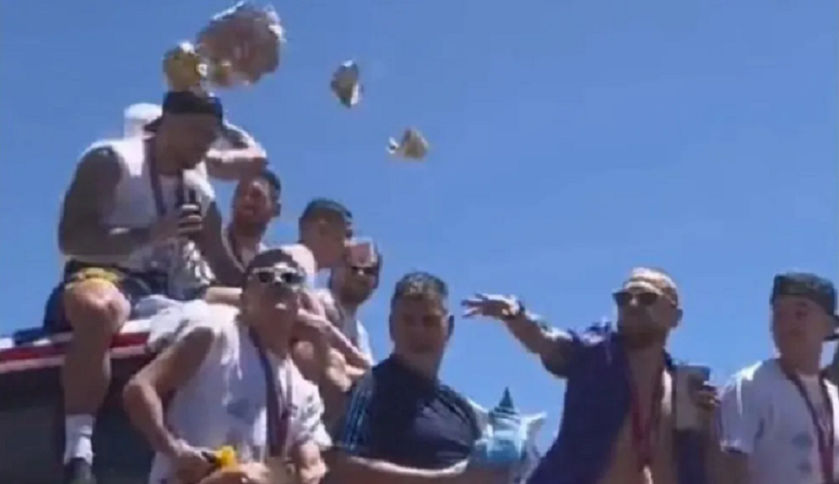 Jogador da Argentina arremessa dinheiro para torcida durante festa do título mundial; assista