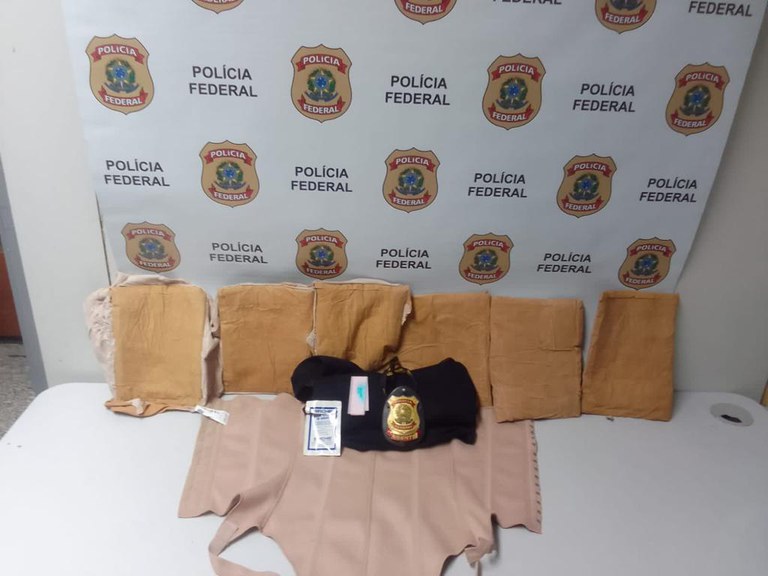 Polícia Federal prende paraguaia de 18 anos com 2,6 kg de cocaína no Aeroporto do Galeão 