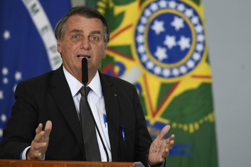 Bolsonaro diz que não há motivo para punir pessoas que defendem a volta do AI-5
