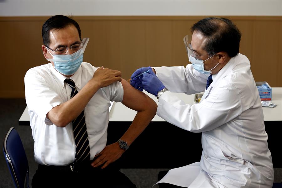 Japão inicia sua campanha de vacinação contra a Covid-19 imunizando profissionais da saúde