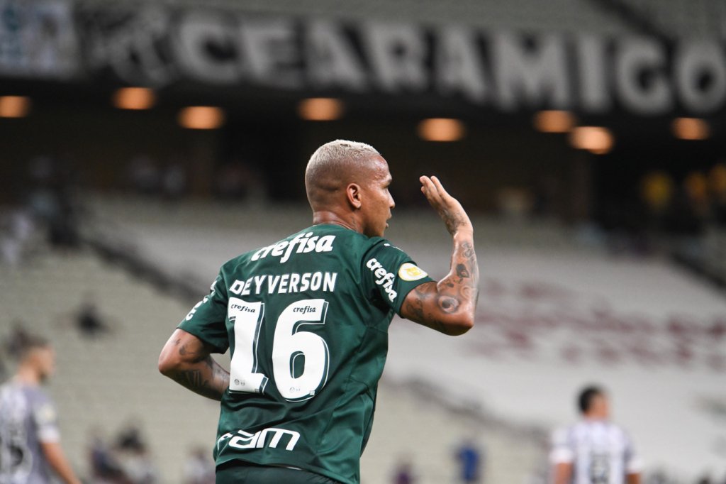 Em partida adiada do Brasileirão, Palmeiras vence o Ceará e se mantém no G4