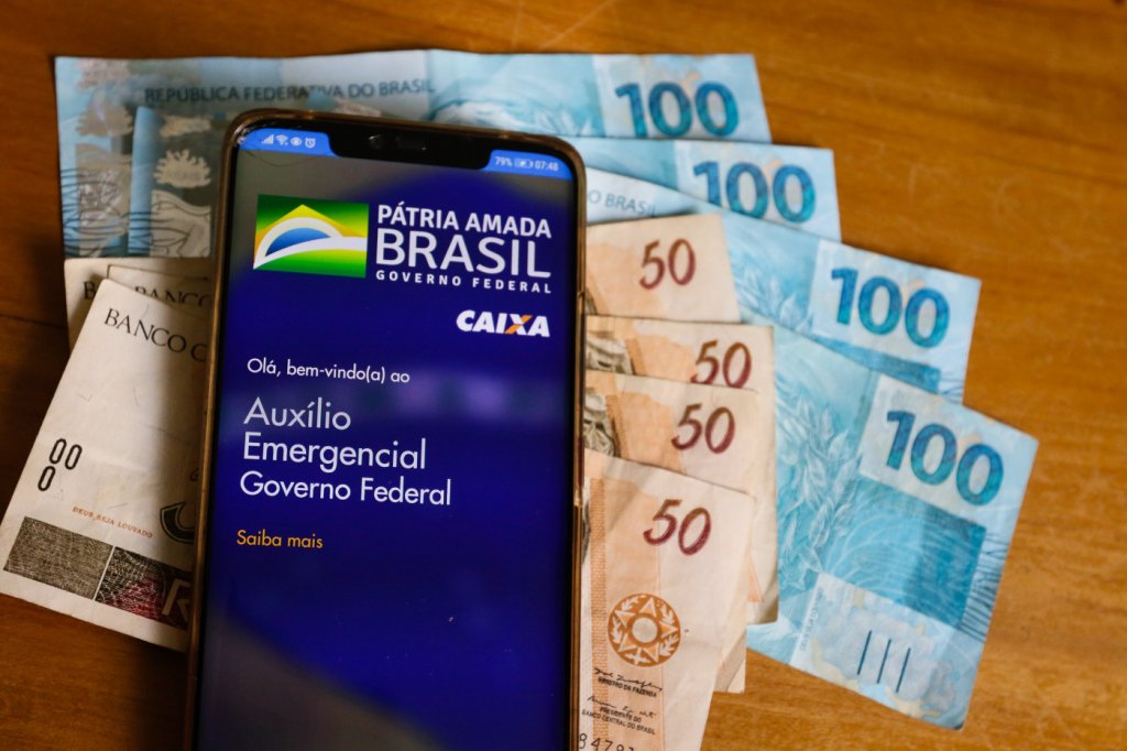 Governo vai pedir por SMS que 2,6 milhões de brasileiros devolvam auxílio emergencial indevido