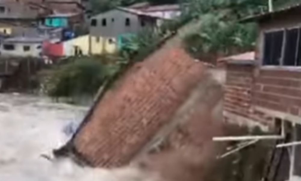 Casa desliza por conta das enchentes e é levada pelo rio em Recife; veja vídeo