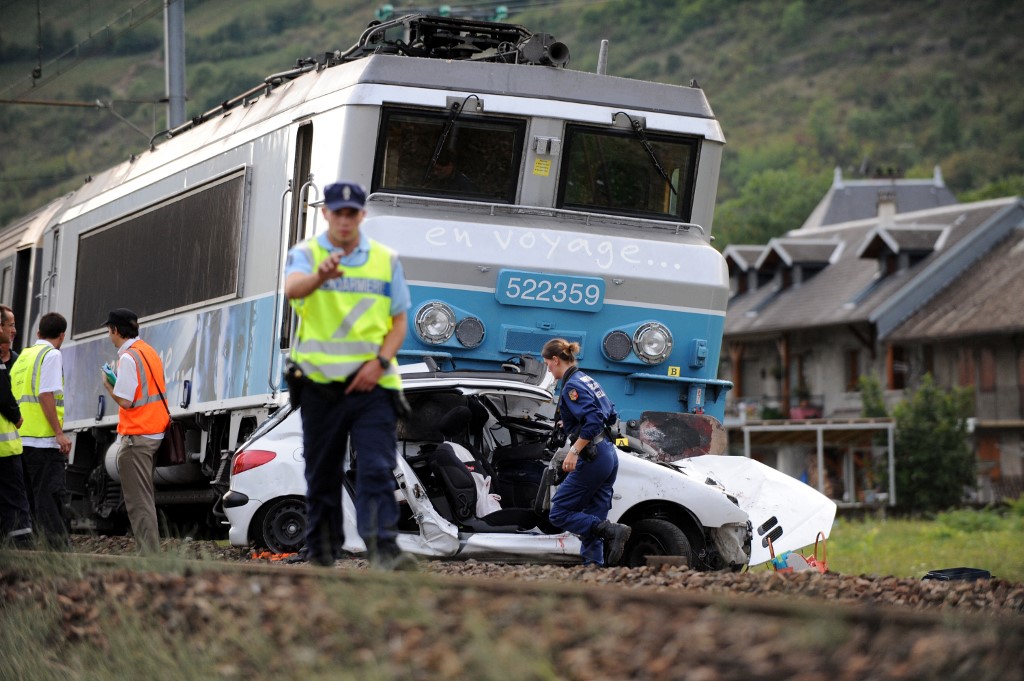 Colisão entre trem e carro na Alemanha deixa três pessoas mortas