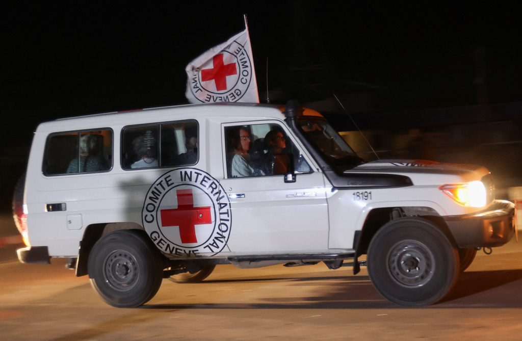 Em segunda dia de trégua, Hamas inicia libertação de 14 reféns israelenses à Cruz Vermelha