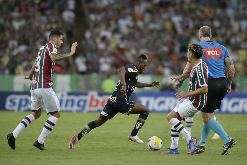 Fluminense e Santos empatam sem gols pelo jogo de abertura do Campeonato Brasileiro