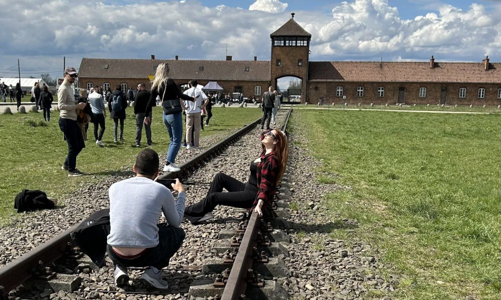 Turista tira foto ‘descolada’ em Auschwitz e gera revolta na internet: ‘Qual a legenda? À beira da morte?’; Memorial pede respeito