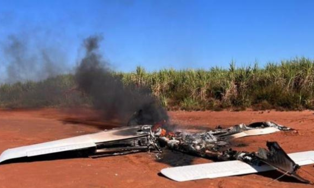 Avião suspeito é perseguido pela FAB, faz pouso forçado, e piloto incendeia aeronave