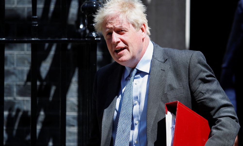 Boris Johnson se diz preocupado com desaparecimento do jornalista Dom Phillips e oferece ajuda