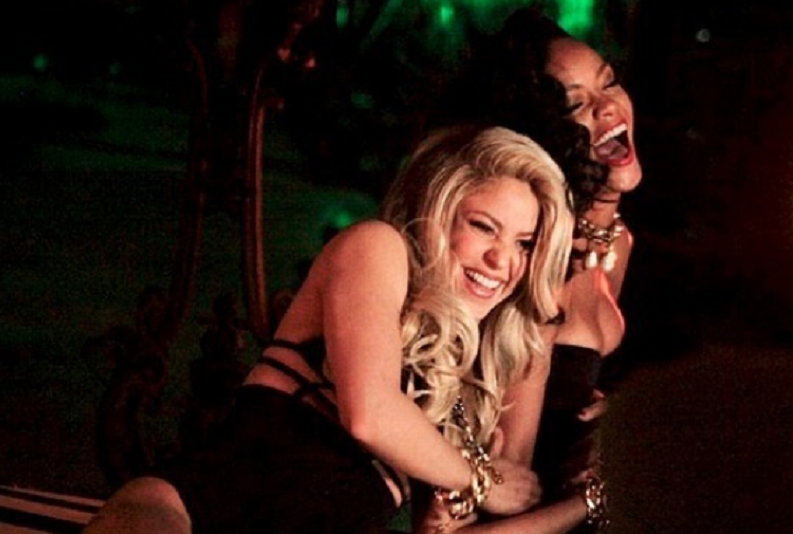 Shakira posta foto com Rihanna antes de show no Super Bowl: ‘Desejando as melhores vibrações’
