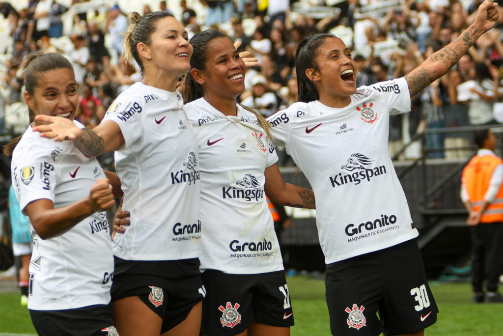 Corinthians vira sobre o São Paulo, conquista tetra do Paulistão e tem ano perfeito no futebol feminino