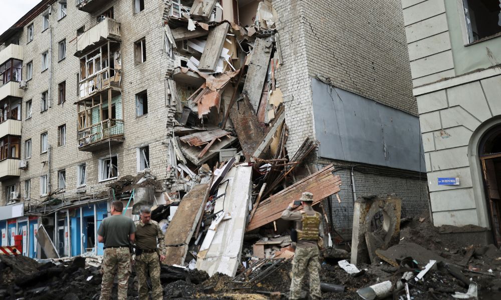 Ucrânia bombardeira Kherson e deixa ao menos sete mortos e vários feridos