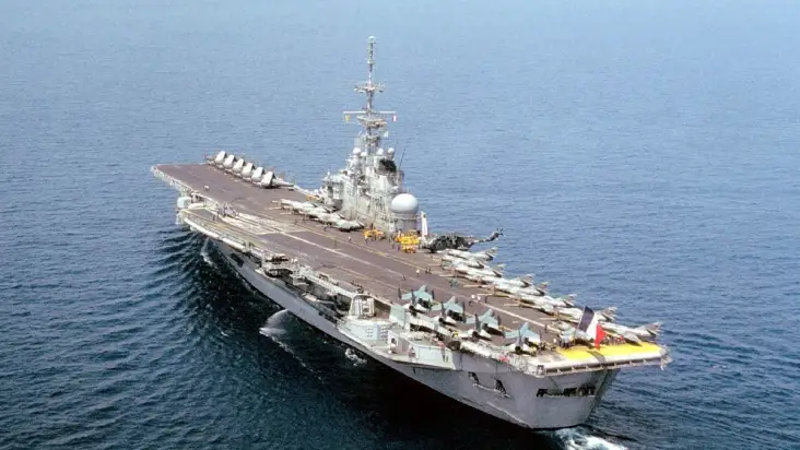 Marinha confirma que vai afundar sucata de porta-aviões com material tóxico