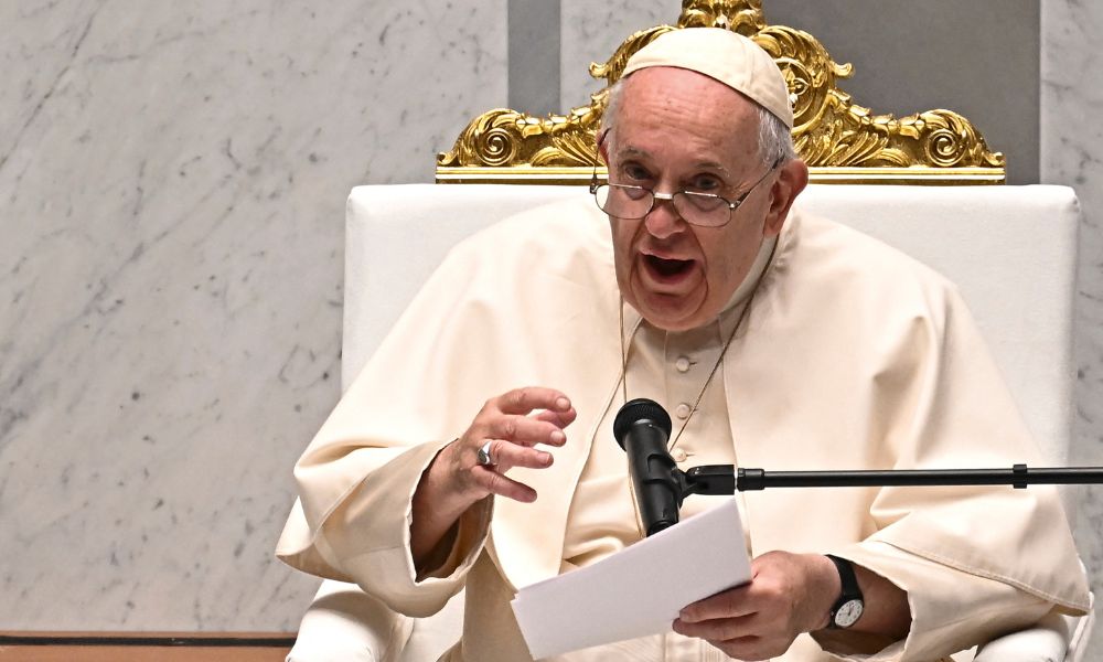 Papa Francisco tem dificuldades para respirar, e auxiliar é designado para ler texto de audiência semanal