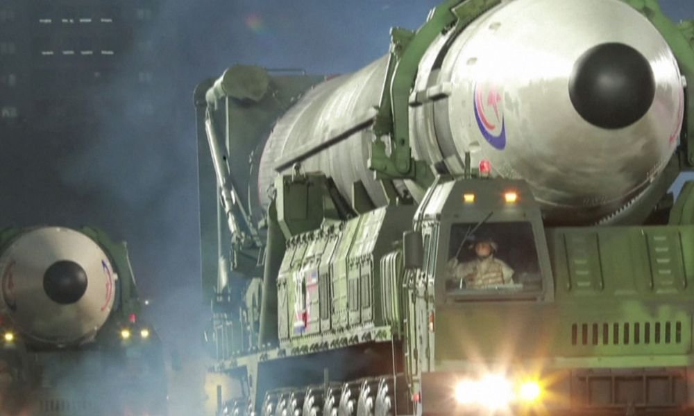 Coreia do Norte exibe mísseis durante desfile e promete ‘fortalecer e desenvolver’ armas nucleares; veja fotos