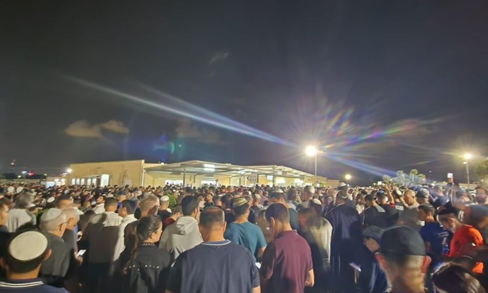 Milhares comparecem ao funeral de estudante brasileira morta em ataque do Hamas em Israel