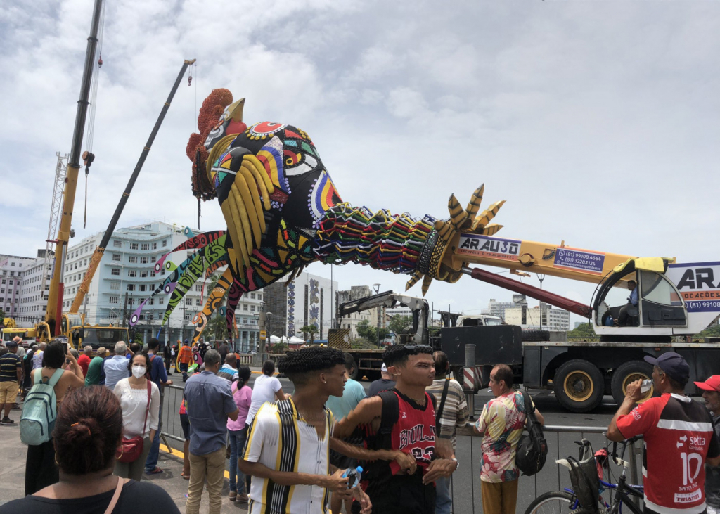 Galo gigante é montado no centro do Recife para o início do Carnaval