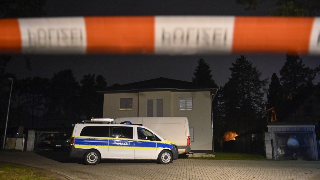 Homem mata família e atira em si mesmo após ser descoberto por forjar comprovante de vacina na Alemanha