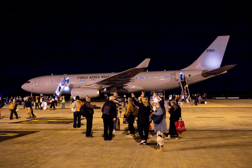 Mais 209 passageiros e 9 pets deixam Israel em voo de repatriação rumo ao Brasil