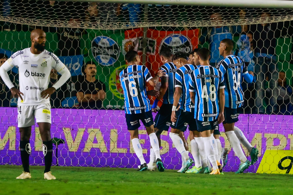 Suárez isola pênalti, mas Grêmio vence Santos no Alfredo Jaconi; torcidas brigam na arquibancada 