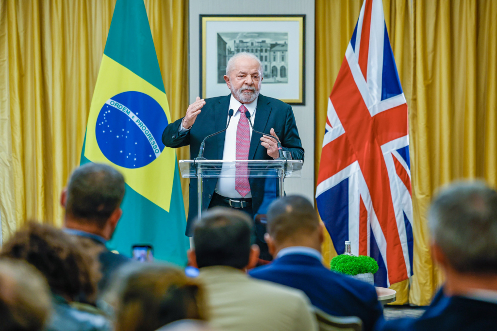 Lula visitou 12 países em seis meses de governo, e neste mês ainda tem três viagens ao exterior