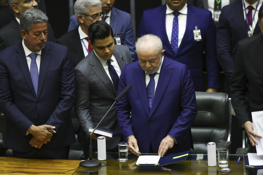 Lula recebe faixa presidencial de membros da sociedade civil e discursa para público na Praça dos Três Poderes