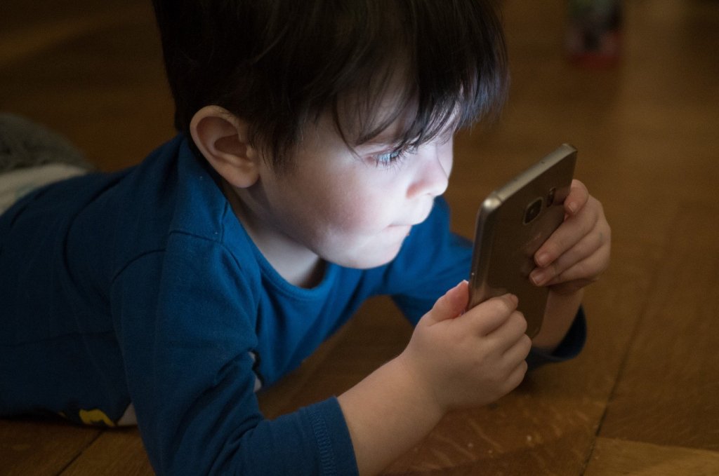 Uso intenso de celular no isolamento muda comportamento dos jovens