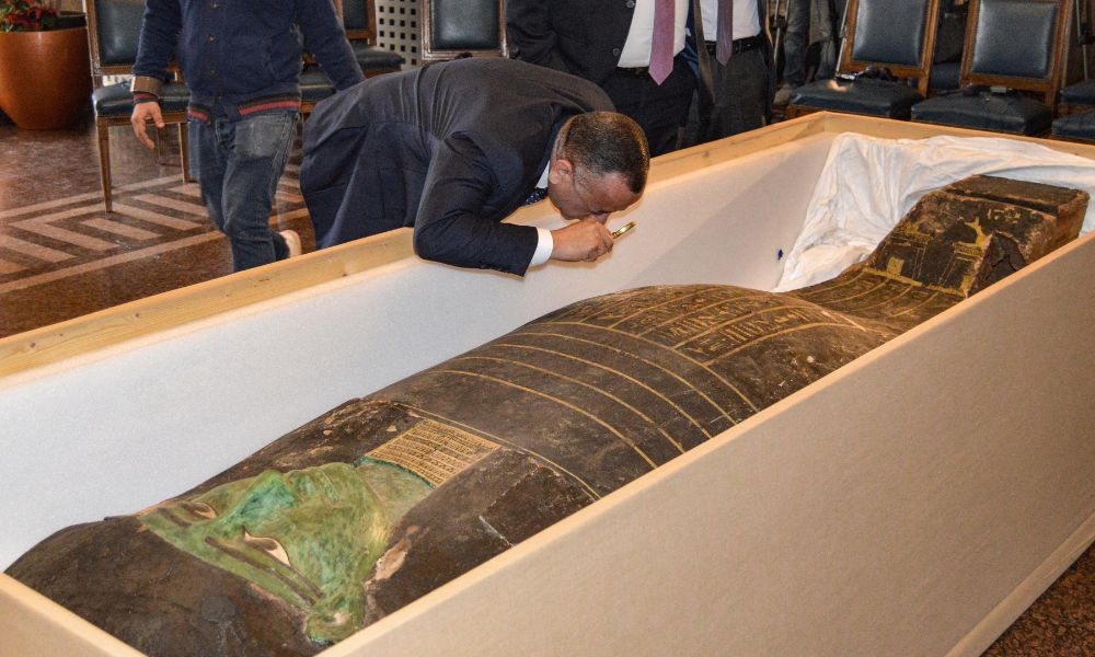 Egito recupera sarcófago de 2.700 anos que tinha sido roubado e estava exposto nos EUA