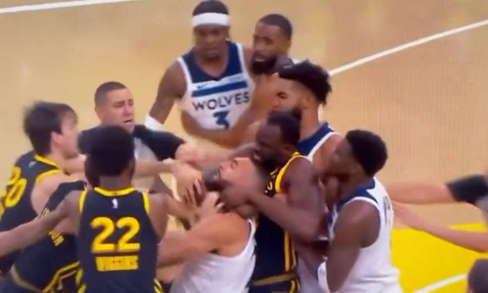 Astro da NBA dá gravata em rival e é expulso após confusão generalizada; veja vídeo 