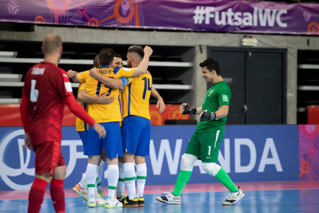 Brasil vence a República Tcheca por 4 a 0 e vai às oitavas da Copa do Mundo de Futsal 