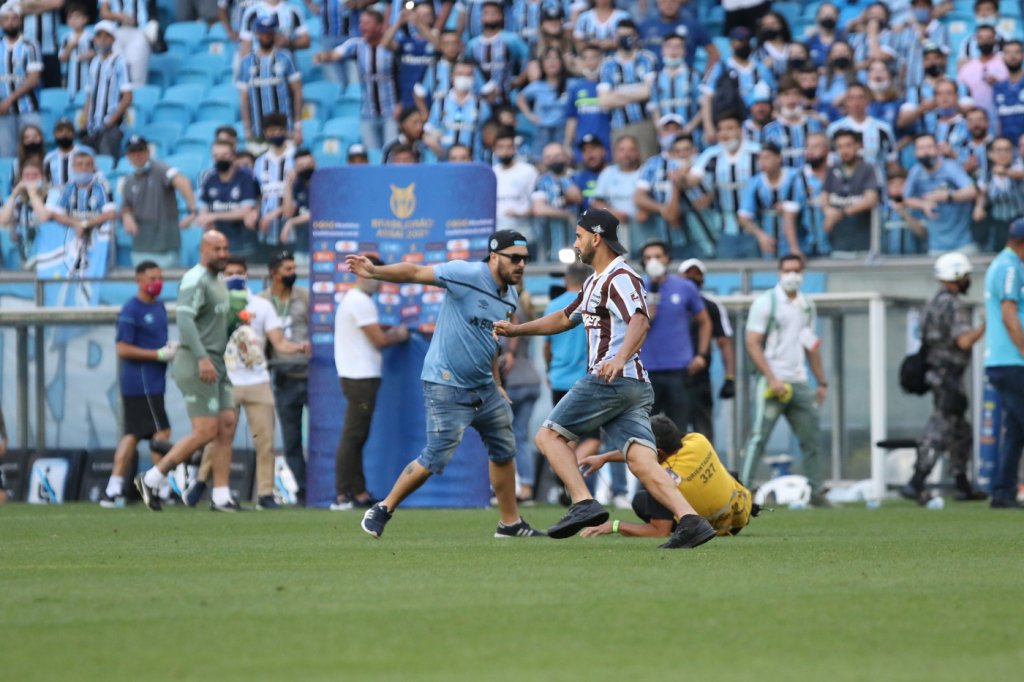 Torcedor do Grêmio acusa Luiz Adriano, do Palmeiras, de provocar invasão do campo