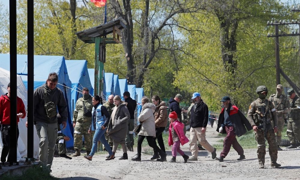 ‘Corredor vital’ funciona em Mariupol e civis são evacuados após dois meses de cerco à cidade