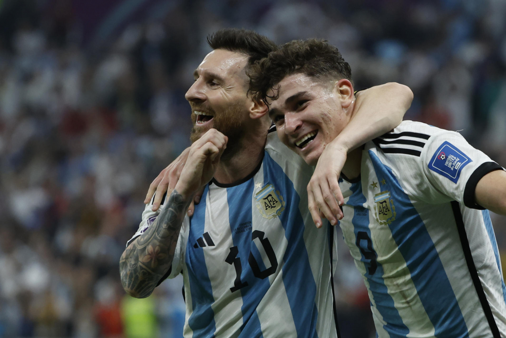 Com show de Messi e Álvarez, Argentina atropela Croácia e vai à final da Copa do Mundo 