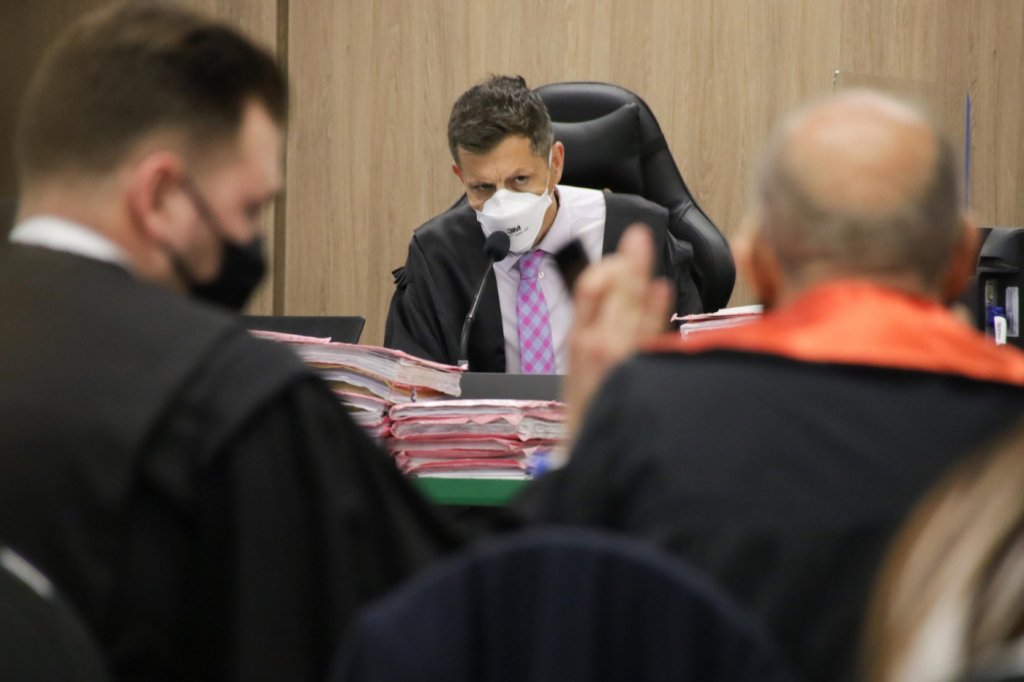 Terceiro dia do júri da boate Kiss é marcado por tensão entre juiz e advogados; julgamento continua neste sábado