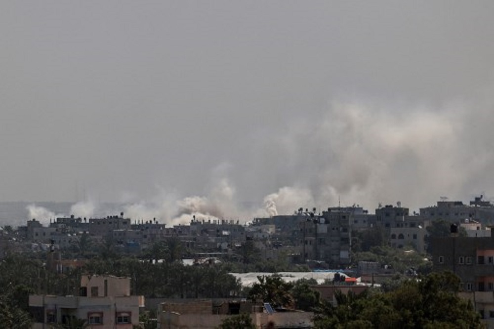 Israel bombardeia Gaza e permanece em alerta por ameaça iraniana