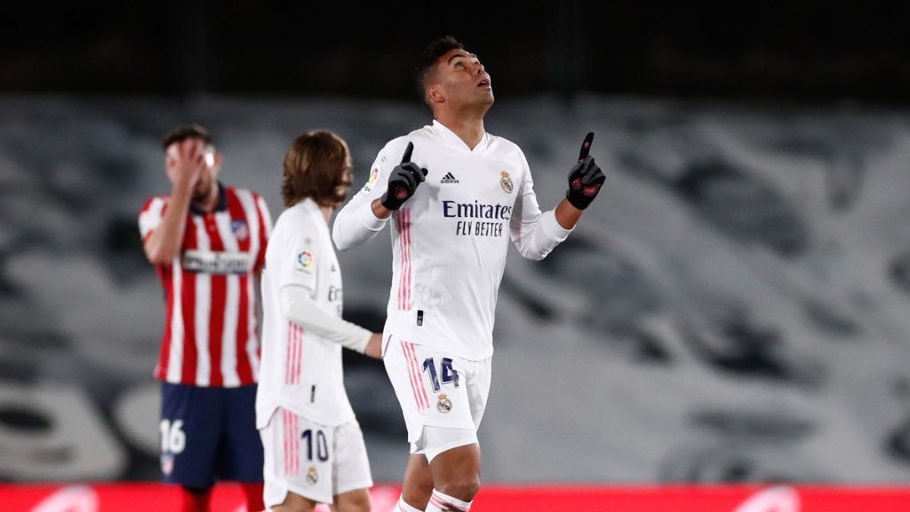 Com gol de Casemiro, Real Madrid vence Atlético e fica mais perto da ponta no Espanhol