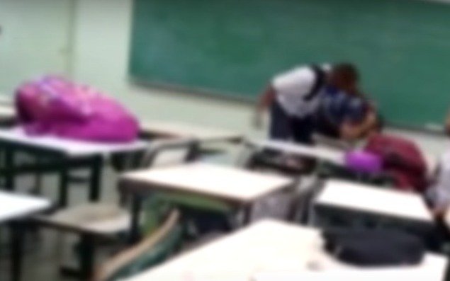Pai agride professor após filha denunciar assédio sexual em sala de aula no interior de SP; assista