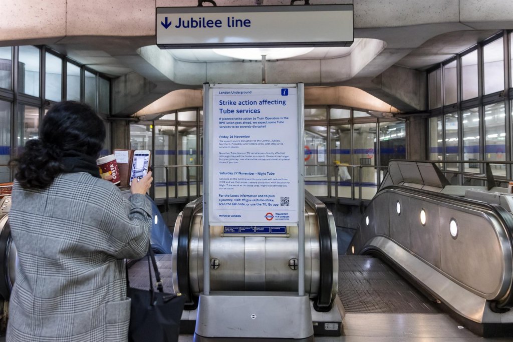 Metrô de Londres fica parcialmente paralisado após greve de trabalhadores