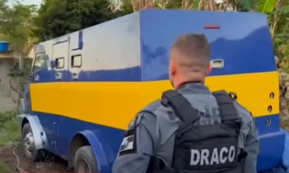 Polícia do RJ investiga ‘caveirão da milícia’ encontrado em Nova Iguaçu