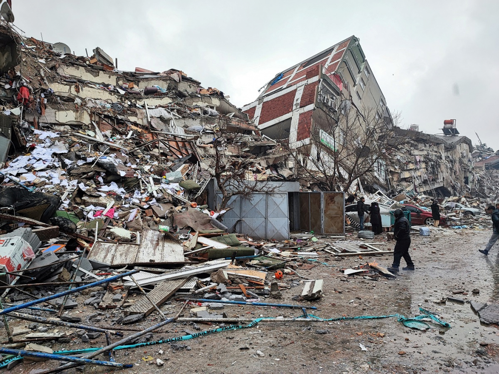 Time de vôlei é soterrado por prédio após terremoto na Turquia 