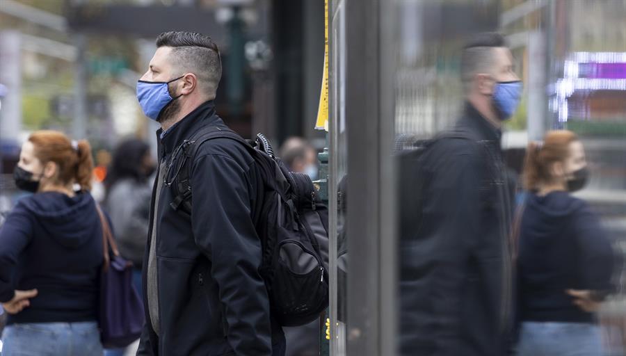 EUA voltam a recomendar que vacinados usem máscaras em locais fechados