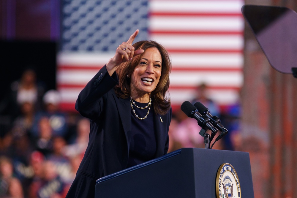 Kamala aproveita falas de Trump para conquistar comunidade latina nos estados-chave 