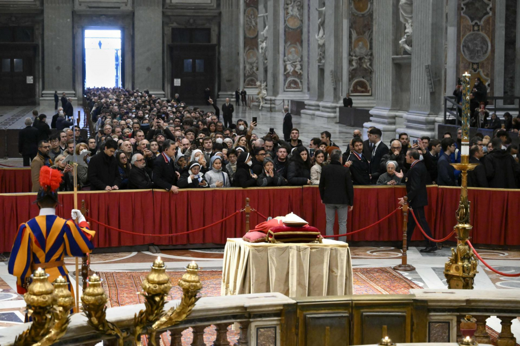 Especialistas analisam legado de Bento XVI para a Igreja Católica; enterro será nesta quinta-feira