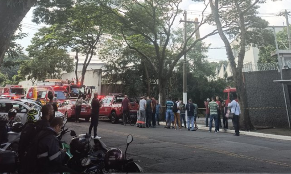 Helicóptero cai na Zona Oeste de São Paulo e deixa quatro pessoas mortas