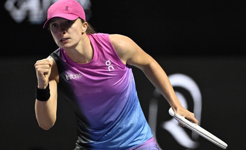 Iga Swiatek retorna às quadras e estreia com vitória no WTA Finals