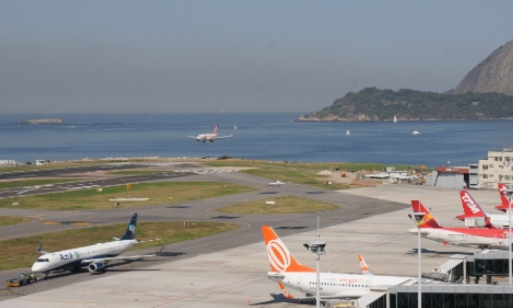 Capivara faz avião arremeter pouso em pista do aeroporto Santos Dumont no RJ