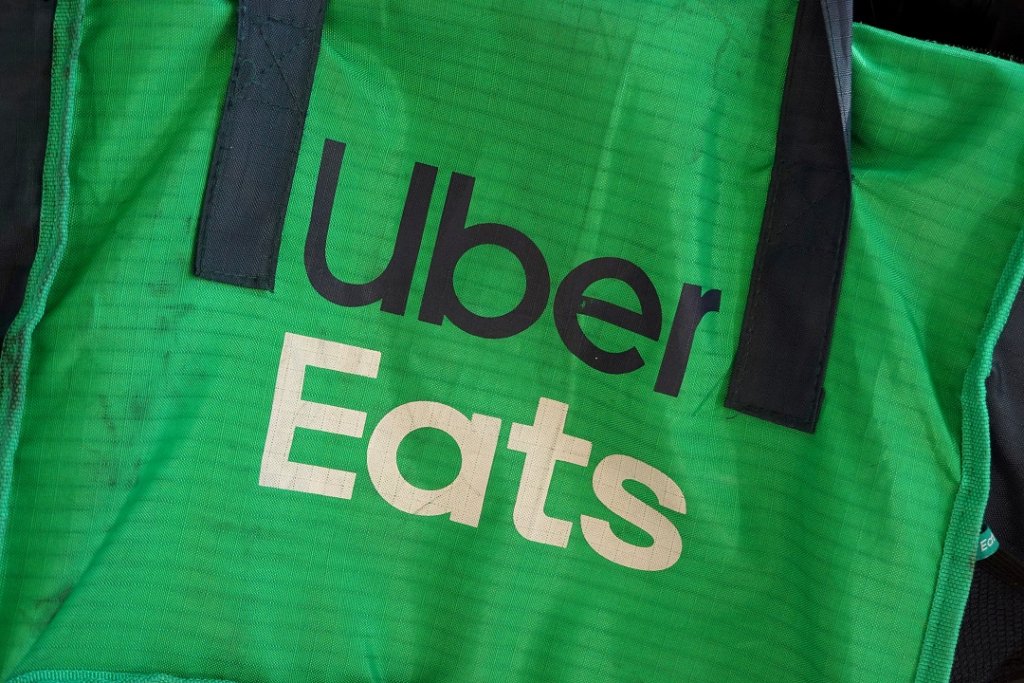 Uber lança serviço de entrega de comida com veículo autônomo nos EUA