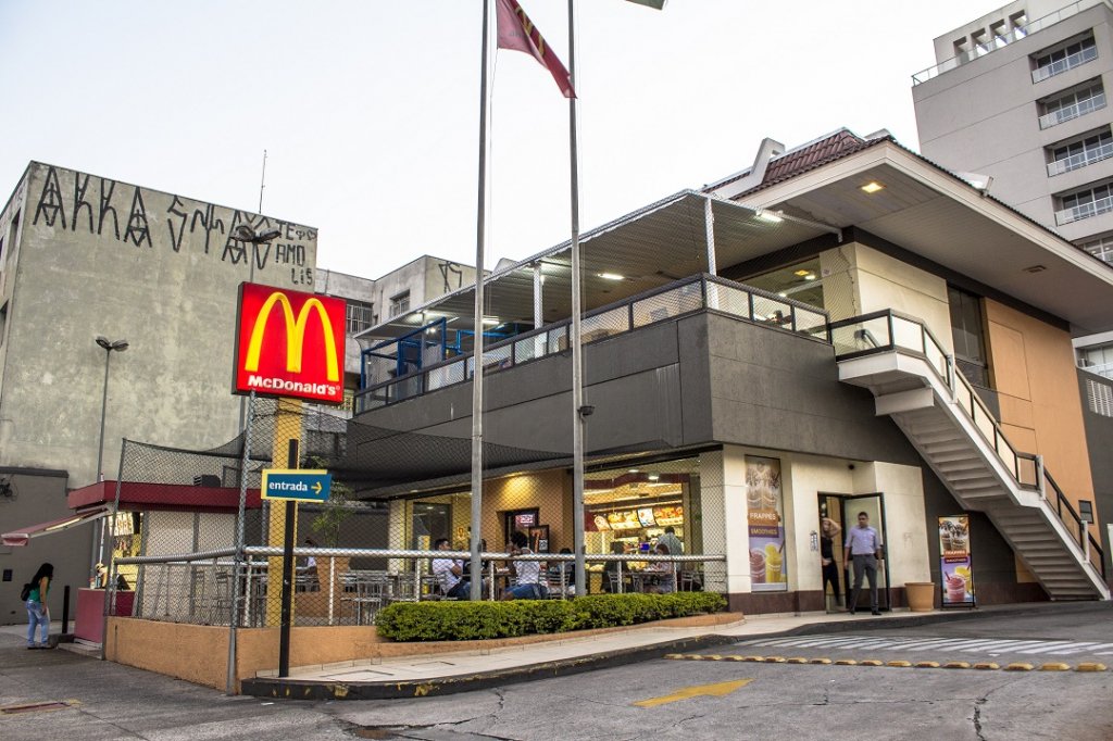 Funcionário do McDonald’s é baleado após discutir com cliente no Rio de Janeiro