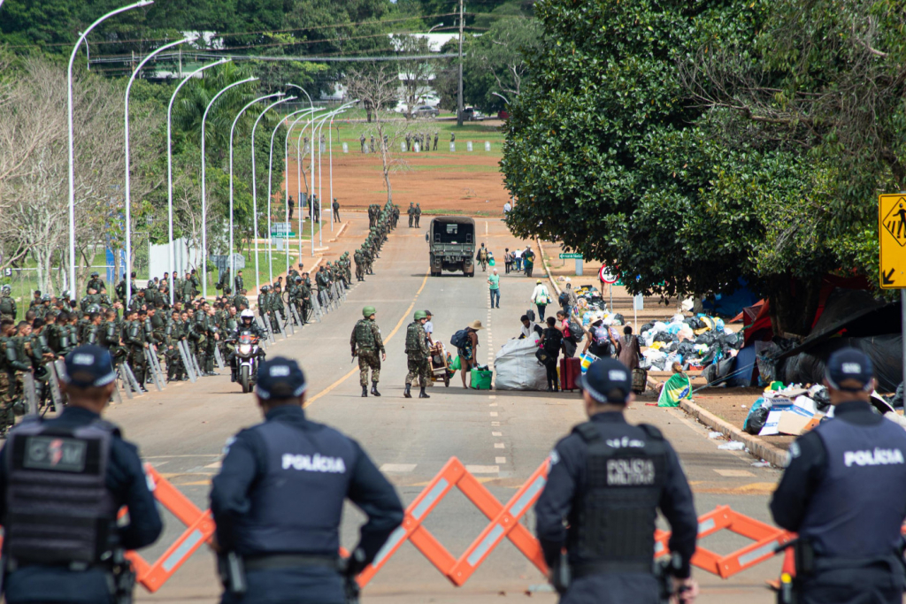Ao menos 1.200 pessoas são detidas em Brasília e levadas à PF; Polícia Civil convoca servidores