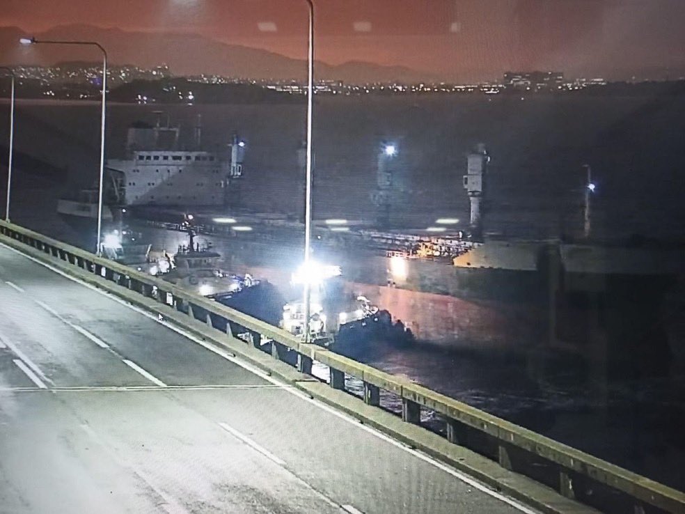 Barco à deriva bate na Ponte Rio-Niterói e via é fechada; assista
